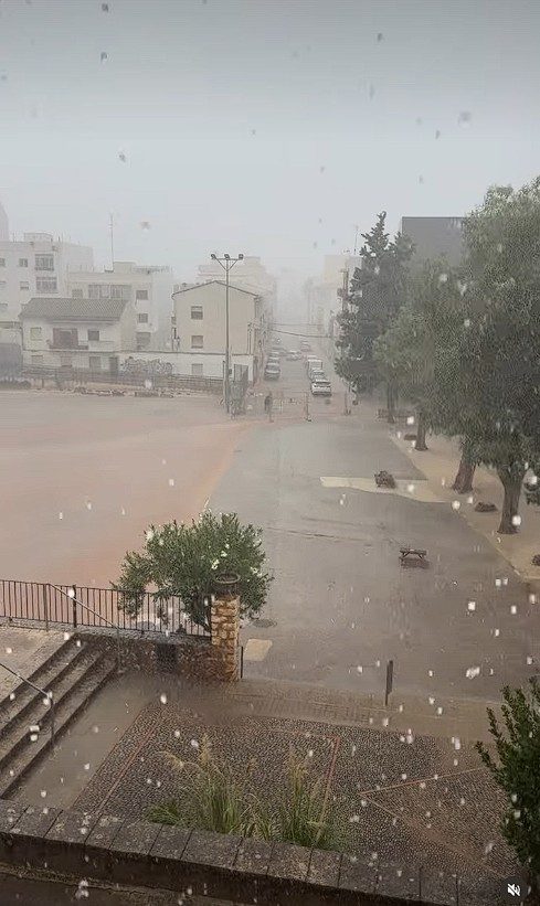 UN FORTÍSSIMA AIGUAT DEIXA 63 LITRES AL CENTRE DE GATA EN MENYS D'UNA HORA. Nombroses incidéncies per la forta pluja