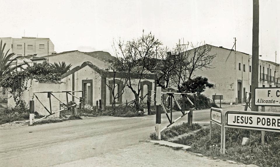 FOTOGRAFIES ANTIGUES...I D'ABANS (Gata en el record) -Nº 1.909- Les portes de la via, cap als anys 70
