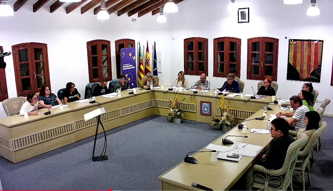 CECILIA MONFORT MULET, NOVA REGIDORA DEL PARTIT POPULAR. Sustitueix a David Gallego. Vuit dones al consistori gater, per cinc homes