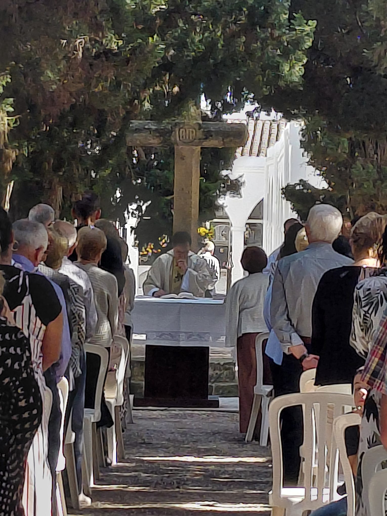 HUI, 2 DE NOVEMBRE, ÉS LA COMMEMORACIÓ DELS FIDELS DIFUNTS. Ahir i hui, centenars de persones visiten el doble cementeri de Gata