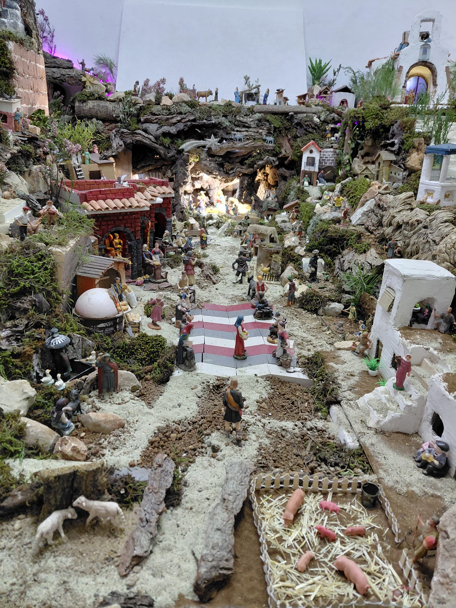 OBRI LES PORTES EL BETLEM MONUMENTAL DEL CARRER SIGNES DE GATA. Set llocs del poble estan representats