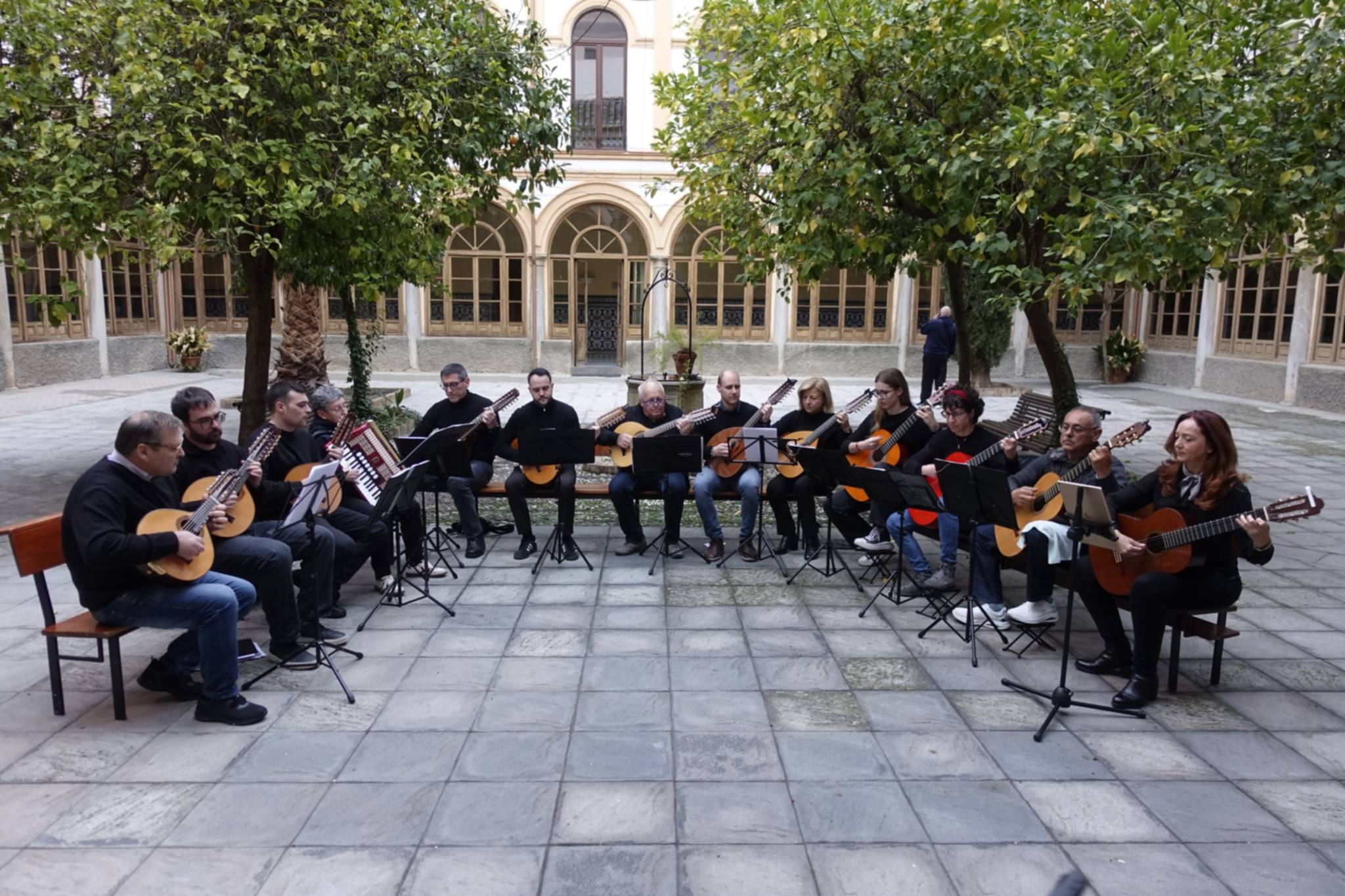 LA RONDALLA DE GATA FESTEJA EL SEU XX ANIVERSARI AMB UN VIATGE A GRANADA. Actuen en llocs emblemàtics d'aquelles terres andaluses