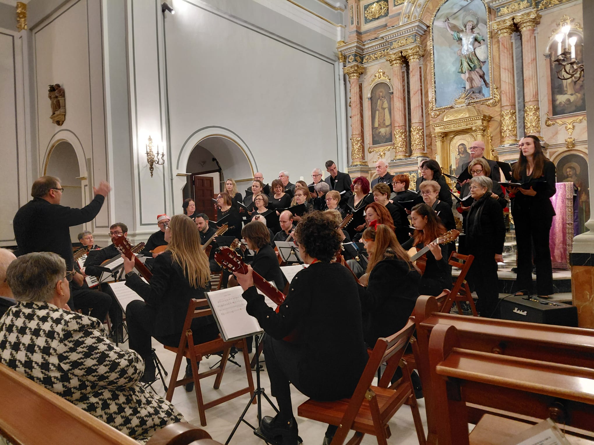 L'ESGLÉSIA ACULL EL CONCERT NADALENC DE LA CORAL SERRILLÀS I LA RONDALLA DE L'ESCOLA MUNICIPAL DE GATA. Es van interpretar peces nadalenques i clàssiques