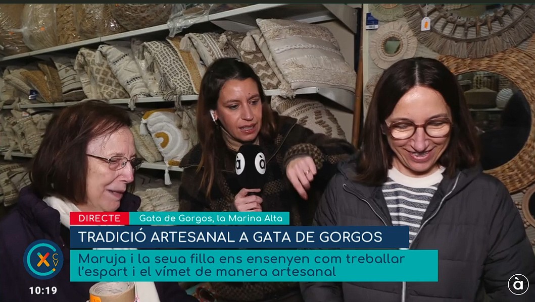 L'ARTESANIA GATERA, PROTAGONISTA A CONNEXIÓ CV (ÀPUNT): Maruja i Paca mostren la tenda de la Plaça Espanya i Sandra els seus sombreros