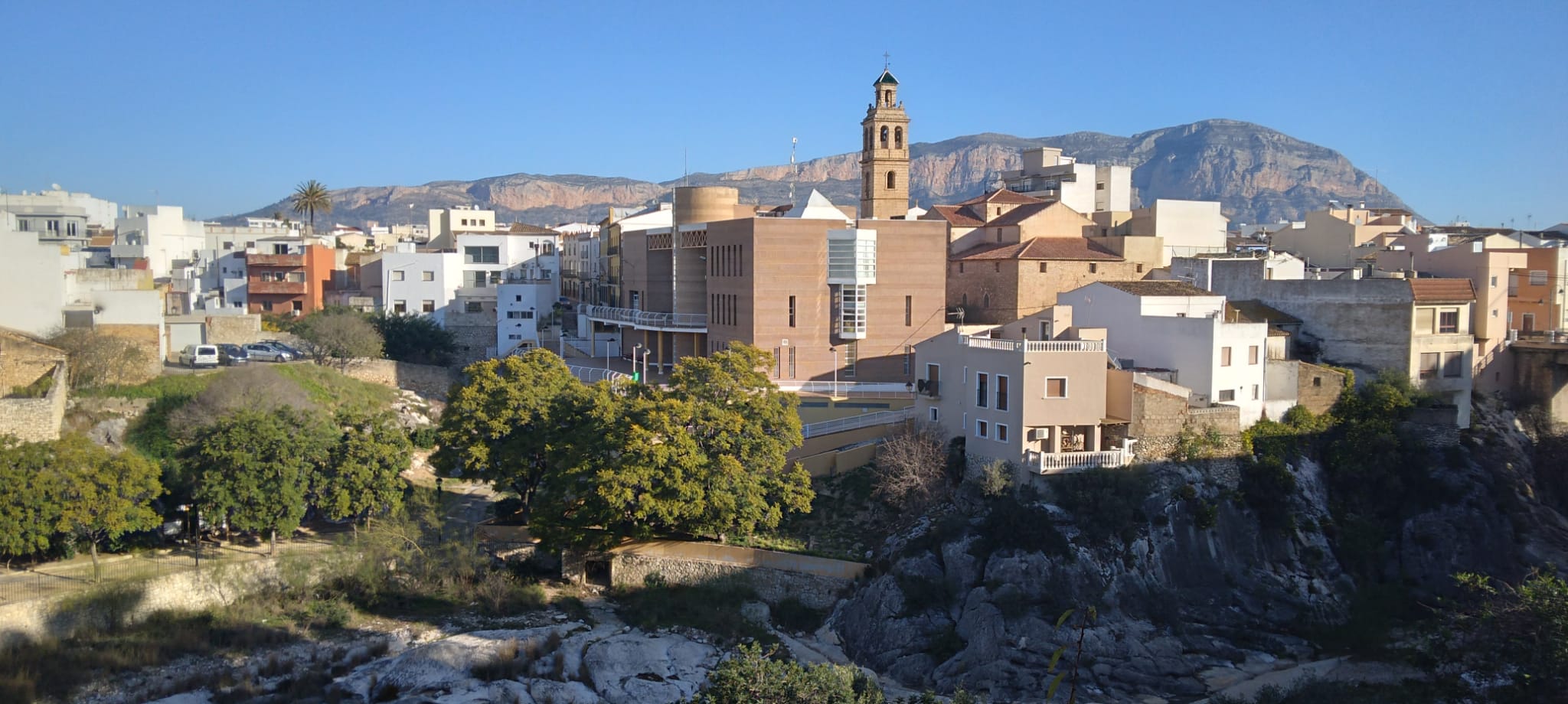 EL BLOG DEL CRONISTA DE GATA DE GORGOS ARRIBA ALS 5.000 "AMICS" QUE COMPARTIXEN LA INFORMACIÓ. Gràcies, gràcies i mil gràcies