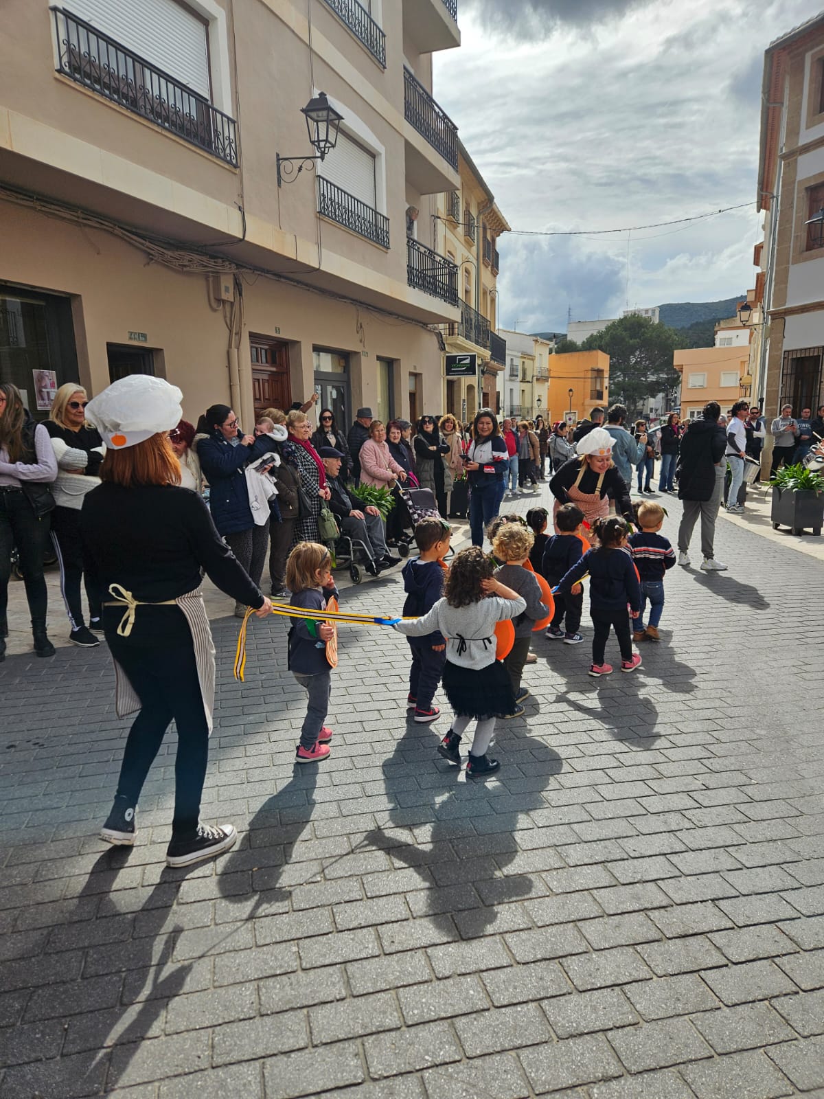 HUI COMENCEN LES FESTES POPULARS DELS DARRERS DIES A GATA. Antigament, darrer dimarts anaven a dinar tots els de les fàbriques. Darrer dilluns és festa escolar. Programa fester de la Comissió 2026