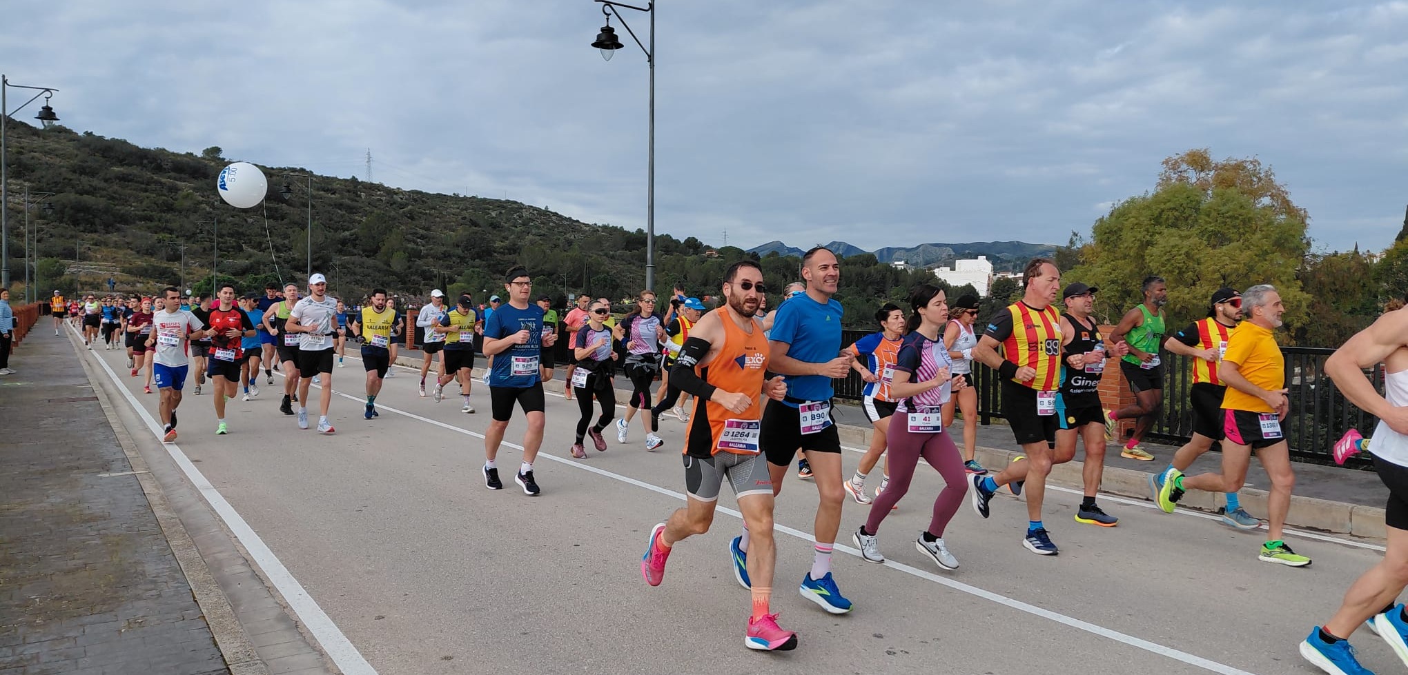 EL CORREDOR ROBERT HARRISON DEL LLEBEIG DE XÀBIA GUANYA LA XXVII VOLTA POPULAR A GATA. Han participat 1.100 corredors. La primera dona, María Isabel Ferrer. Els primers gaters, Albert Cuenca i Alvan Salvá