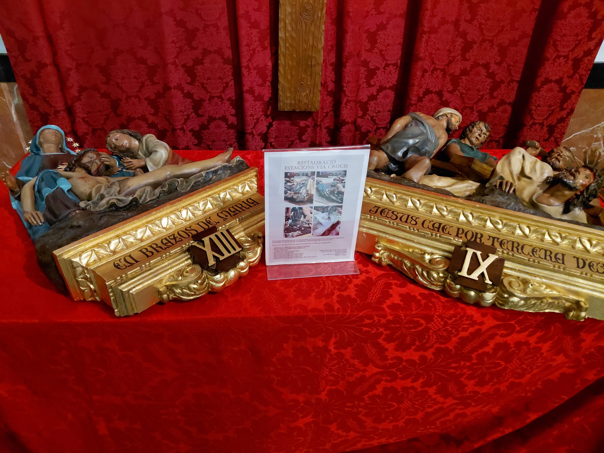 RESTAUREN DOS ESTACIONS DEL VIA CRUCIS DE L'ESGLÉSIA PARROQUIAL DE GATA, PER VIA D'URGÈNCIA