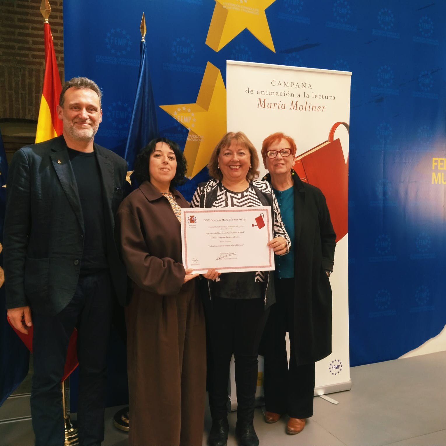 EL MINISTRE DE CULTURA ENTREGA EL DIPLOMA D'UN DELS 10 PREMIS ESPECIALS MARIA MOLINER A LA BIBLIOTECA DE GATA. Les dos bibliotecàries, la regidora de Cultura i l'alcalde el reben a Madrid