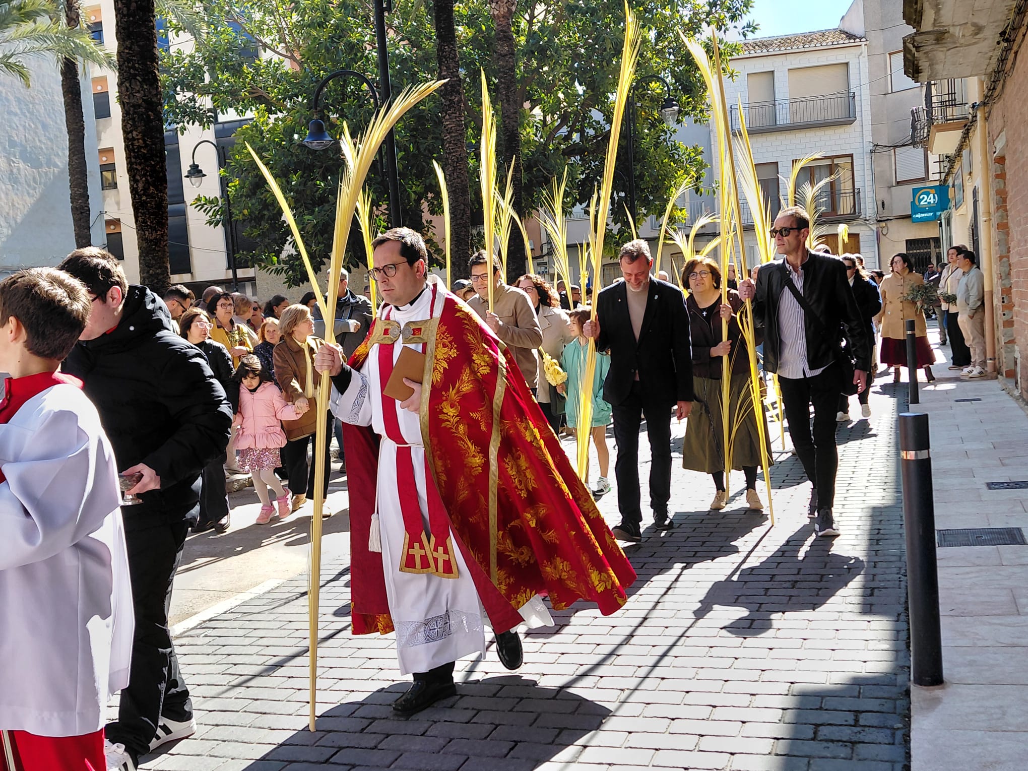 LA PROCESSÓ DE RAMS OBRI LA SETMANA SANTA: A Gata, processó des de la Plaça Nova al temple. Hui és el tradicional Dinar de Diumenge Rams. Abans eren "els Foguerils"