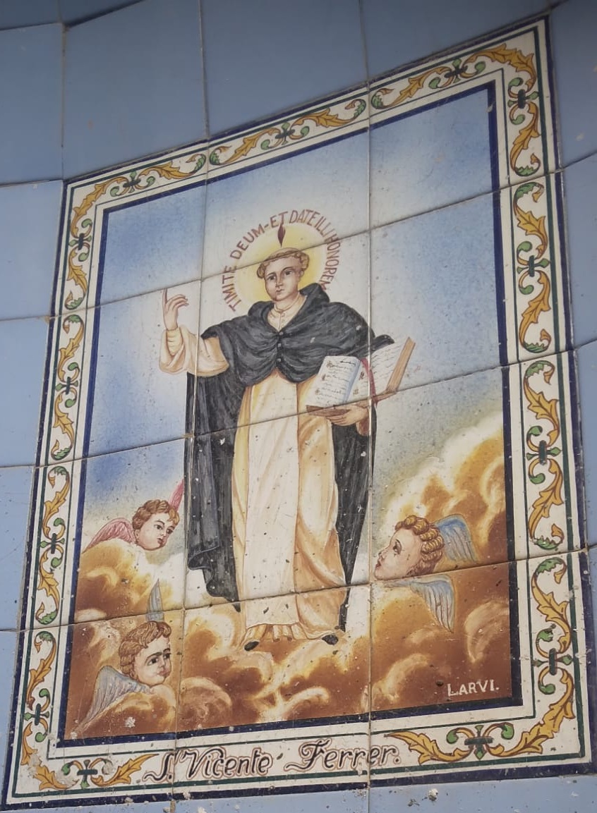 HUI ÉS SANT VICENT FERRER, PATRÓ MOLT ARRELAT A LA COMARCA. GATA LI TÉ DEDICAT UN CARRER I QUATRE MANIFESTACIONS ARTÍSTIQUES