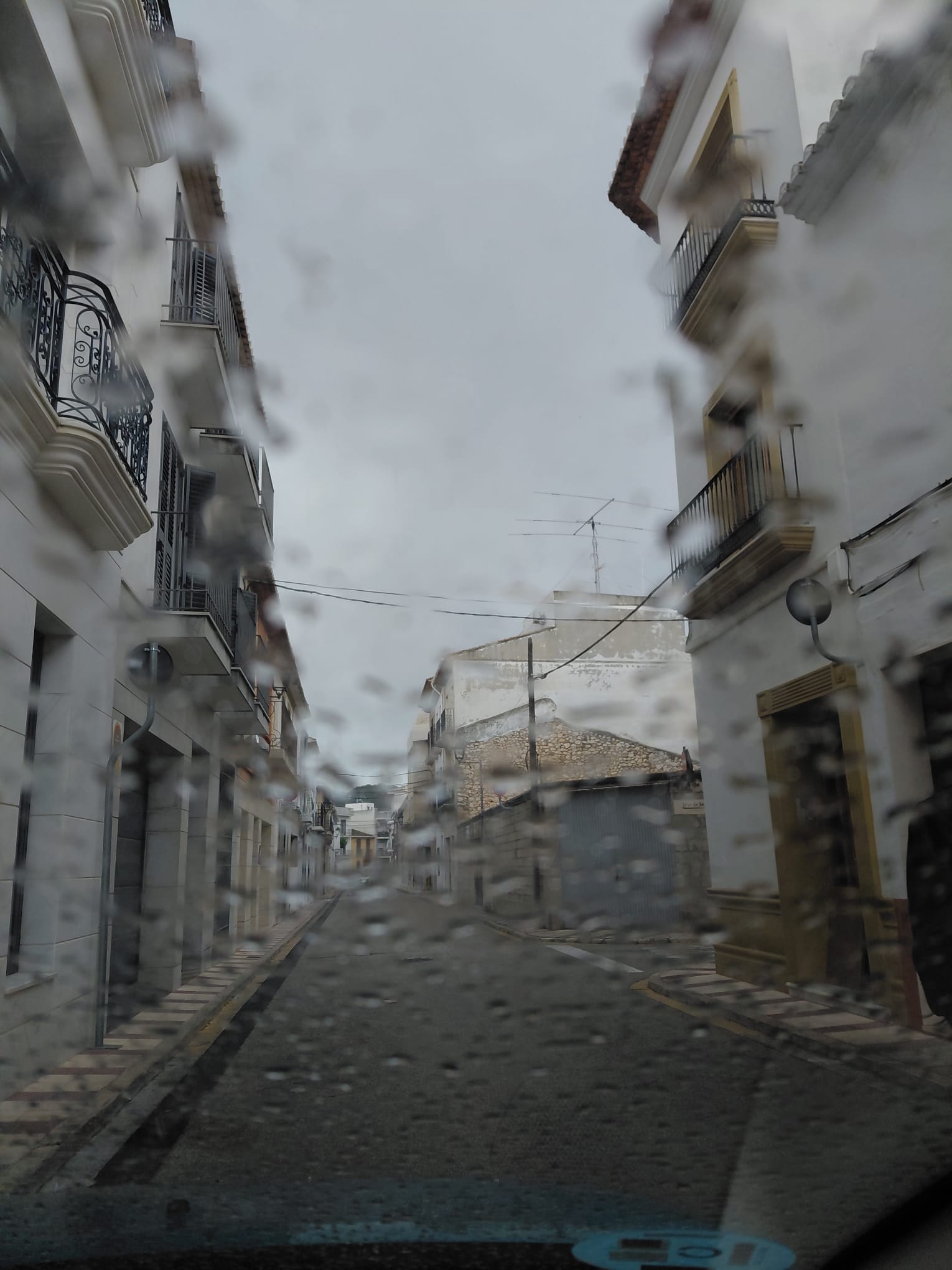 LA TORMENTA DEIXA A GATA 44,8 LITRES EN QUATRE HORES. Tota la Marina Alta en alerta taronja