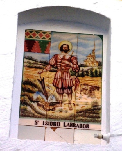 HUI DIA 15 ÉS SANT ISIDRE. AL CARRER TEULADA DE GATA TÉ UN PLAFÓ CERÀMIC DEL PATRÓ DELS LLAURADORS