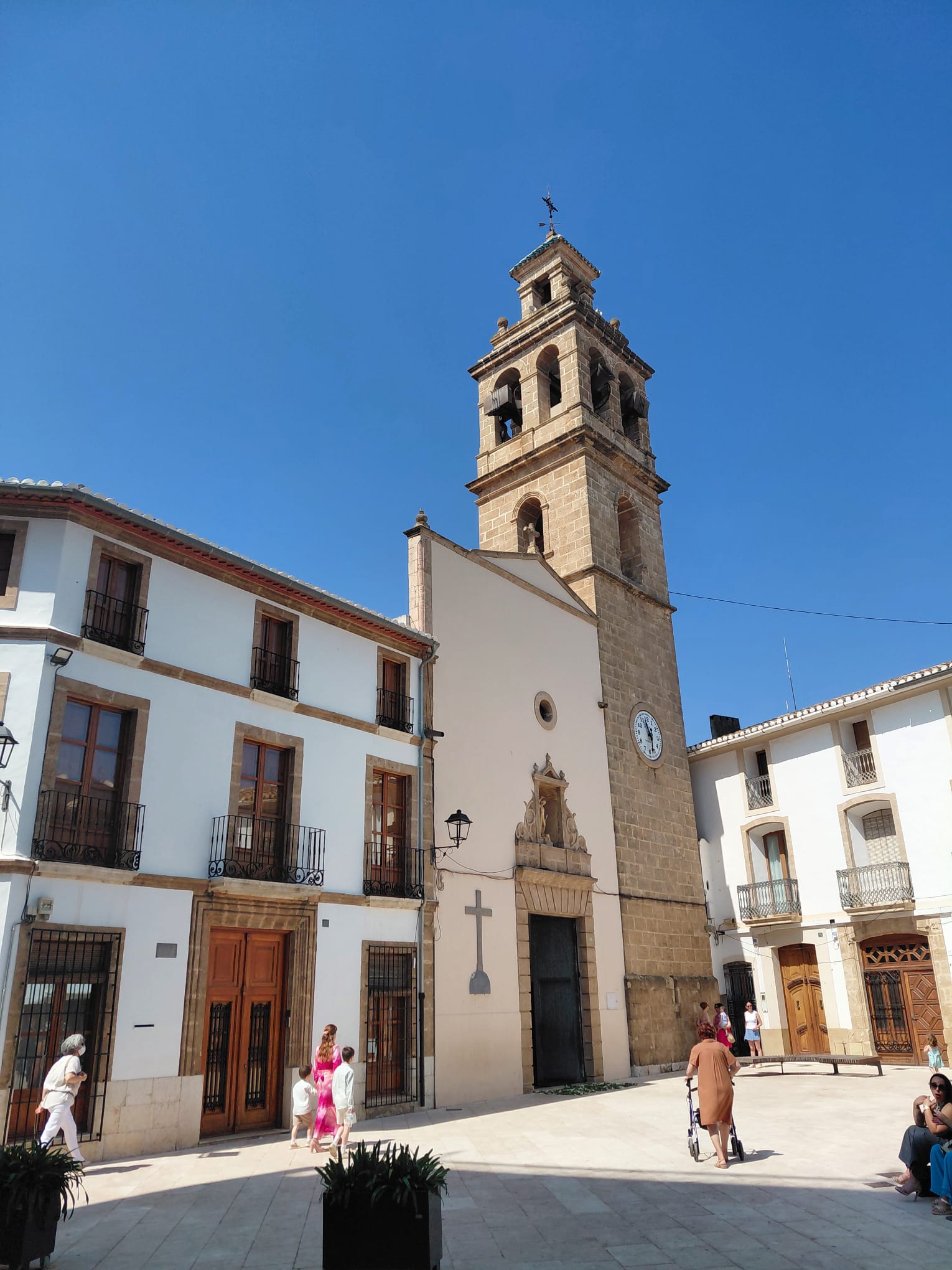 LES CAMPANES CONVOQUEN A LA FESTA. La torre campanar de Gata en té cinc i l'ermita una. Es va alçar de 1962 a 1963 (Vídeo, volteig de campanes)