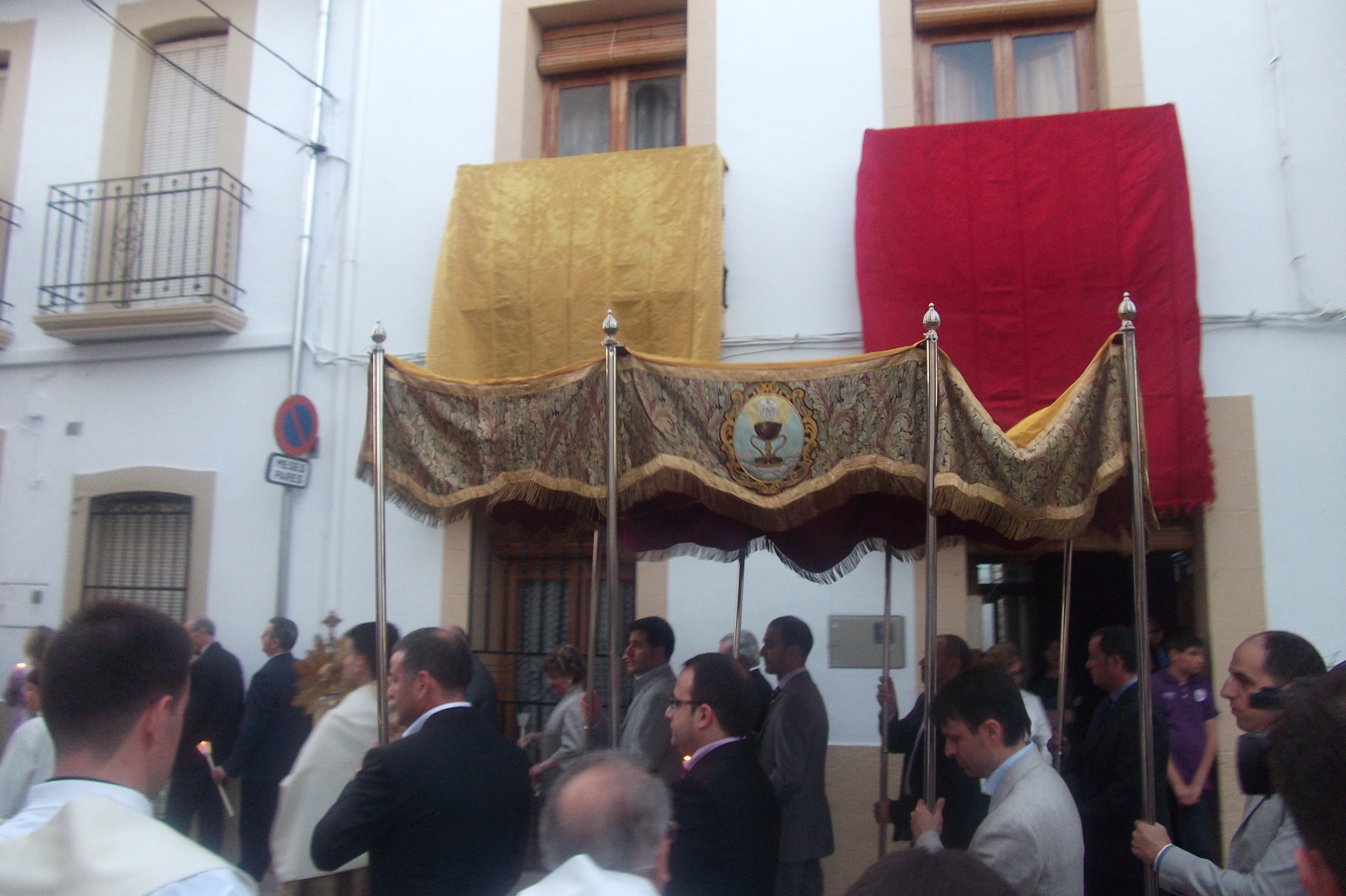 DEMÀ, CELEBRACIÓ DE LA FESTA DEL CORPUS CHRISTI A GATA: engalanament de carrers, processó amb la custodia sota palis, cobertors a les façanes, comulgants, taules de parada