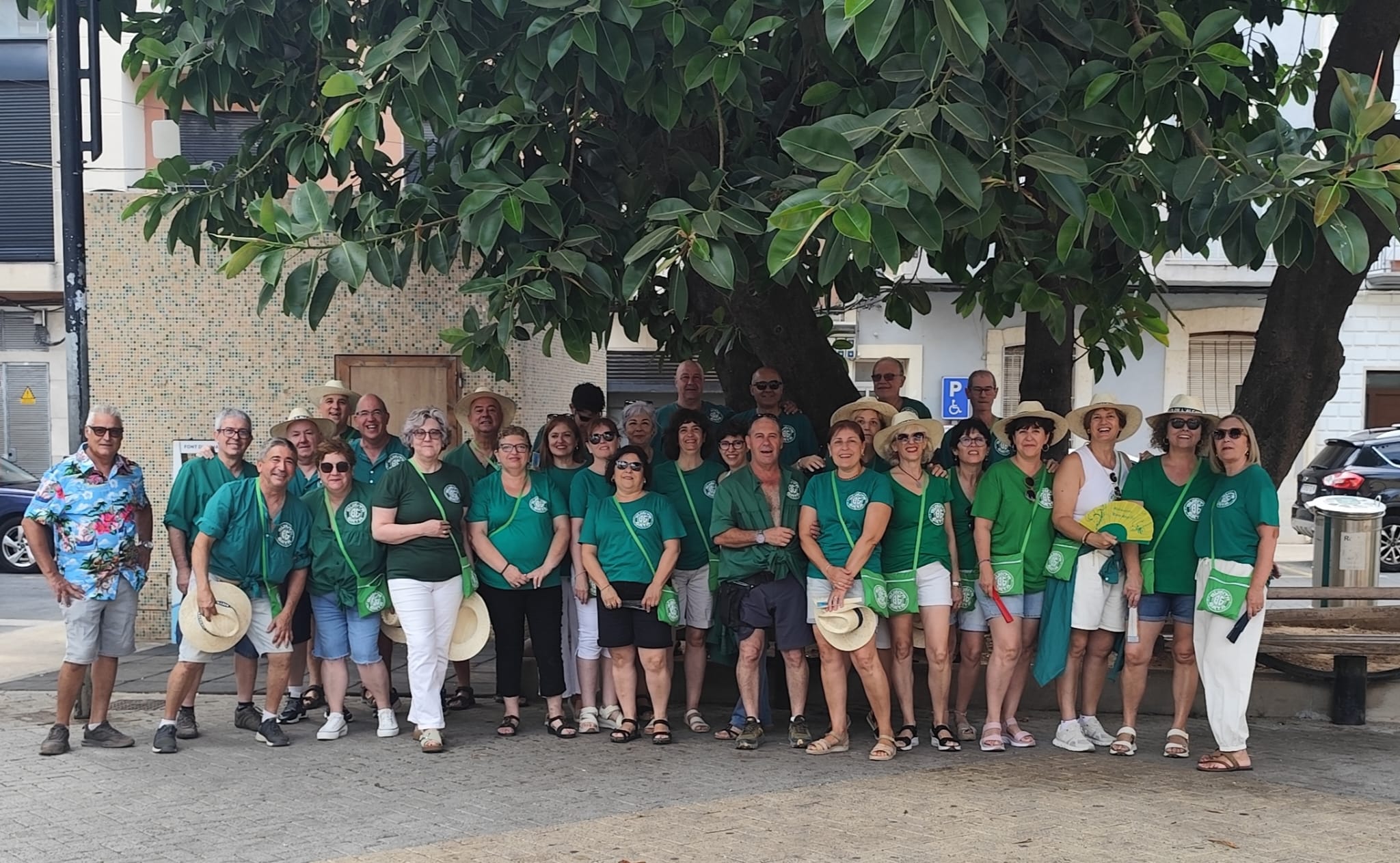 AHIR, GATA 2026. LES QUINTADES OMPLIN DE COLOR LA FESTA. L'ALCANTARILLAT VA FESTEJAR ELS 40 ANYS DE QUINTÀ. Retrobament de quintes i quintos