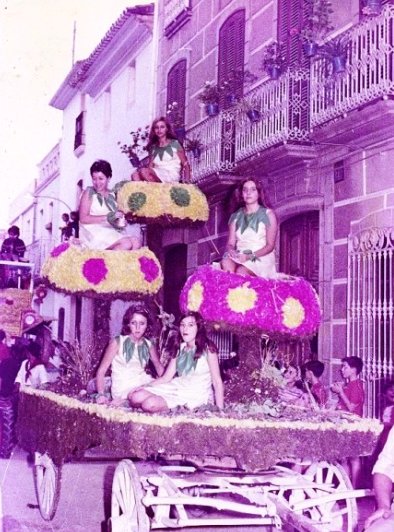 HUI DIUMENGE 2, SETÉ DIA DE LES FESTES DE GATA 2026: ARRIBA EL DIA DE LES CARROSSES. Recordem les d'abans