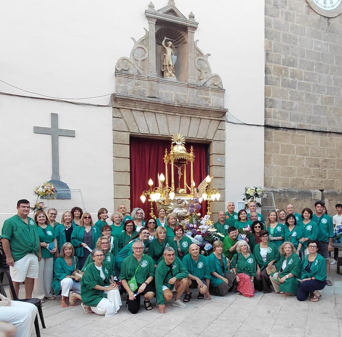 AHIR, LA VESPRA: COLORIDA OFRENDA FLORAL AL CRIST: Famílies, quadrilles, grups parroquials, penyes, quintades, festers i corporació