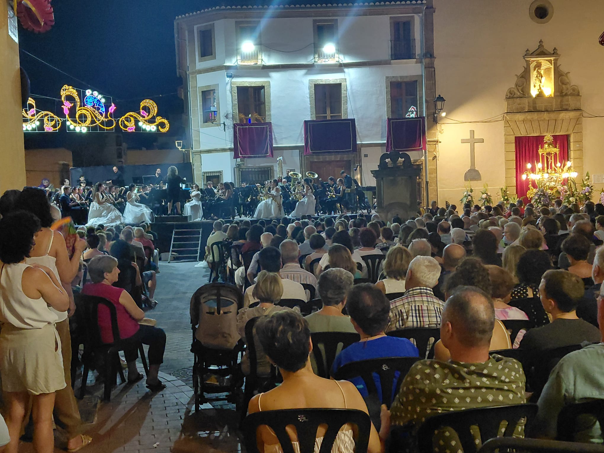 AHIR, LA VESPRA: FESTES GATA: EXCEPCIONAL REVETLA AMB LA DIRECTORA MERCHE FEMENÍA I EL DIRECTOR JUAN ESPINOSA