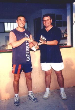 IMATGES CURIOSES: Dos preparadors de futbol amb projecció. El mestre i l´alumne.