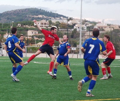 EL PRIMER EQUIP DEL GORGOS FA UN GRAN PARTIT FRONT AL LÍDER I PER PER LA MÍNIMA, 1 A 2.