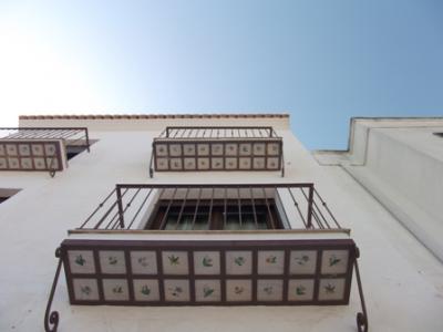 MIRADES URBANES: Ceràmica també al balcó.