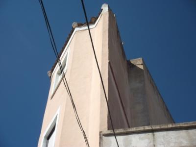 MIRADES URBANES: ¡ Què estret està !