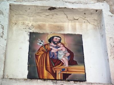 MIRADES URBANES: Un santet a la façana.