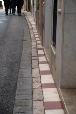 MIRADES URBANES: Una vorera estretíssima.