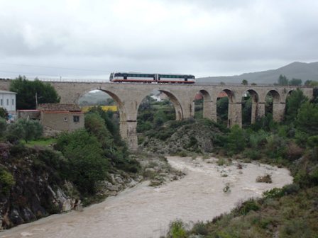 IMATGE CURIOSA: TREN, PONT I AIGUA