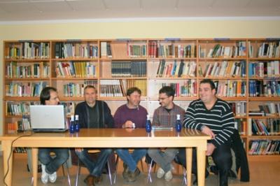 PRESENTEN LLIBRE A LA BIBLIOTECA