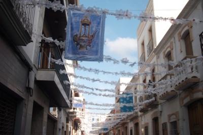 IMATGES DE FESTA: un altre carrer adornat, Carrer Constitució
