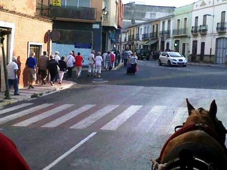 IMATGE CURIOSA: els estrangers visiten l'artesania gatera