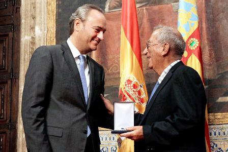 EL PARE VICENTE BERENGUER LLOPIS VICENTÍN VA RECOLLIR DE MANS DEL PRESIDENT DE LA GENERALITAT LALTA DISTINCIÓ