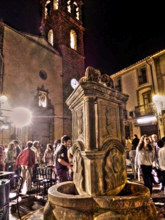 IMATGES CURIOSES: Plaça de l'església, un dia més
