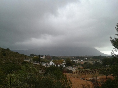 ÚLTIM DIA DEL MES AMB PLUJA, LLAMPS, TRONS I PEDRETA