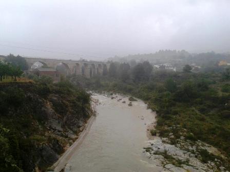 SEGON DIA DE PLUJA, HUI AMB MENYS VENT. El riu segueix portant aigua; s'han recollit 19 litres més