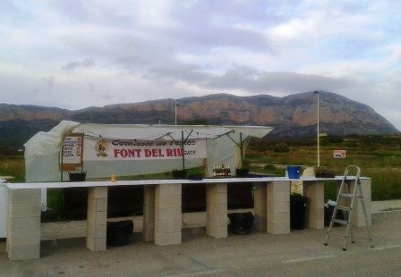 IMATGE DE FESTA: ES PREPARA JA LA DISCOMÒBIL DE LA NIT, PRO-FESTES FONT DEL RIU