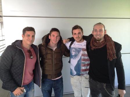 ALTRA IMATGE CURIOSA: els fabricants de Guitarras Bros de Gata amb Messi