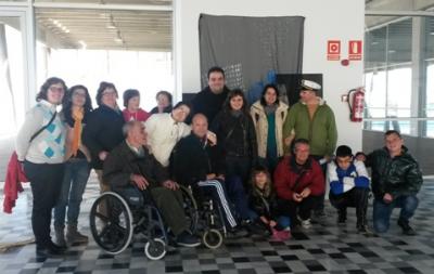 ALUMNES DEL TAPIS VISITEN LEXPOSICIÓ DE LALUMNAT DE LESCOLA EXPERIMENTAL DE PLÀSTICA AL PORT DE DÉNIA