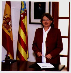 LA PREMSAporta en primeres pàgines la renúncia de lalcaldessa. El adéu de una alcaldessa