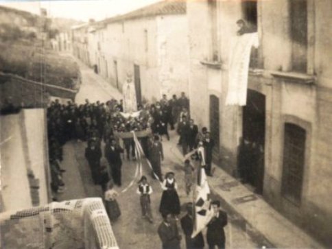 HUI, DIA 13, ÉS LA VERGE DE FÀTIMA. Abans li feien processó