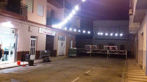 MIRADES URBANES: què solitari està el carrer!!, adéu a les festes de la Font del Riu de Gata
