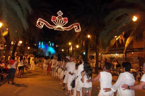 ANIT: festa eivissenca a la Plaça Nova i bou embolat al corro