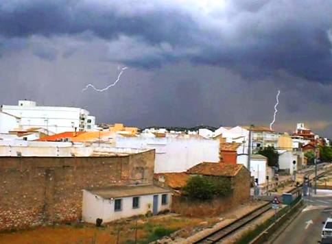 IMATGES CURIOSES: llamps i trons al voltant de Gata