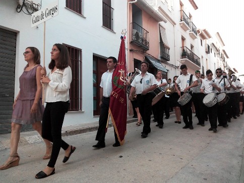 IMATGES DE FESTA: LA BANDA UNIÓ MUSICAL DE GATA JA DESFILA PELS CARRERS DE BENISSA