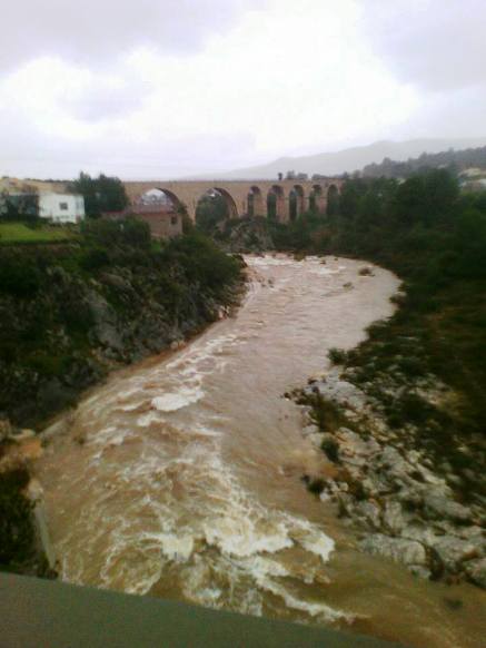 EL RIU GORGOS VA AUGMENTANT AL PAS PER GATA. ARA 2,5 METRES BAIX DEL PONT D'ALCOLAIES. S'ESPERA QUE VAJA A MÉS. PRECAUCIÓ PEL VENT