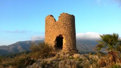 LA PREMSA PARLADE LA REPRESA DE LEXPEDIENT DE DECLARACIÓ DE BÉ DINTERÉS CULTURAL (BIC) PER ALS MOLINS DE LA MARINA ALTA. Gata en té tres al seu terme