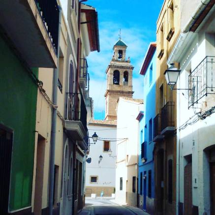 IMATGES CURIOSES: els colors i el campanar des del carrer Nou de Gata
