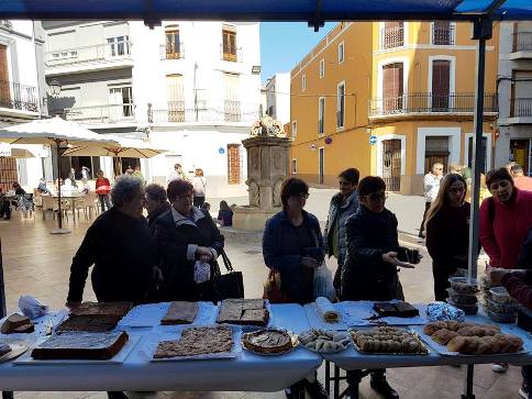 LA PARRÒQUIA DE GATA RECAPTA 3.845,87 EL DIA DE LA COCA. Tot el poble col·labora amb la compra de coques, bunyols, dolç i salat